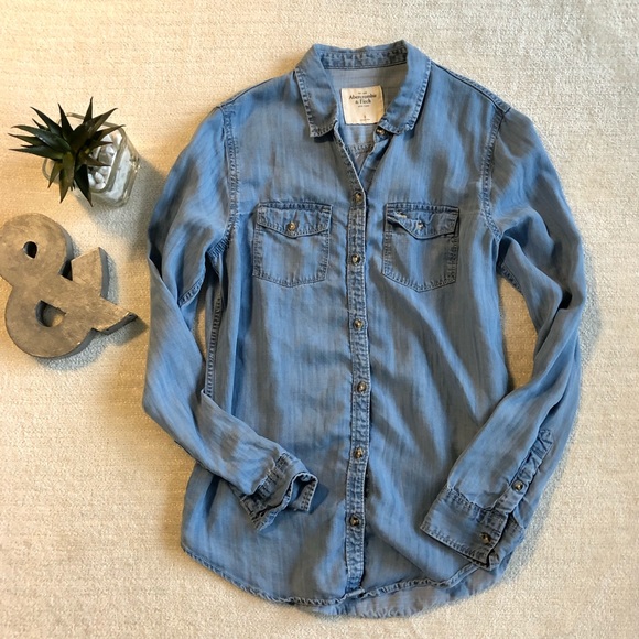 A&F// Chambray Buttondown - Picture 2 of 7